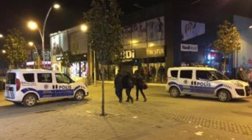 Sakarya&rsquo;da Bı&ccedil;aklı Kavga: 2 Yaralı