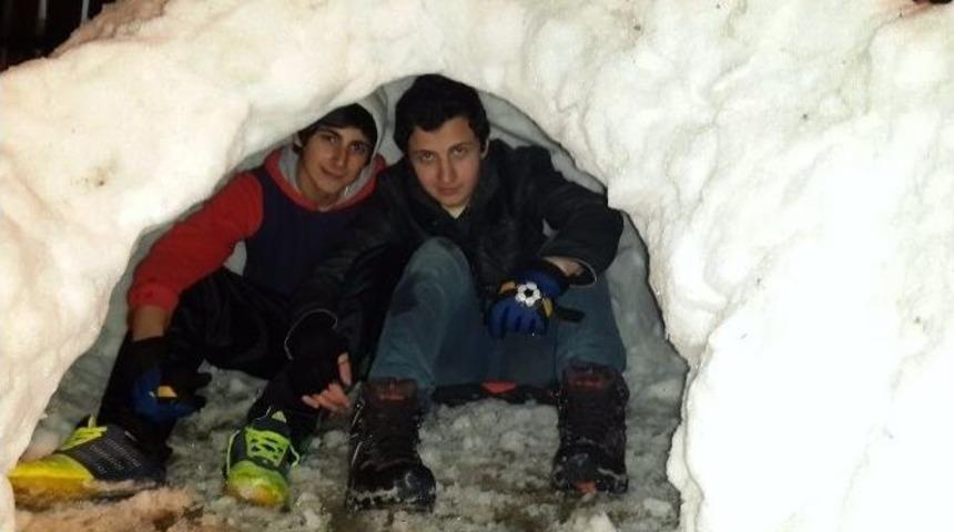 Kardan Yapılan İgloya 17 Kişi Sığdılar