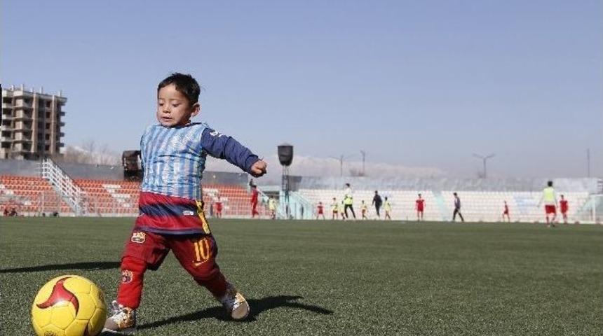 Poşetten Messı Forması Giyen &Ccedil;ocuk Hayaline Kavuşuyor