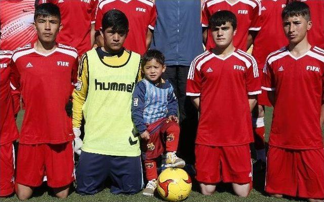 Poşetten Messı Forması Giyen Çocuk Hayaline Kavuşuyor