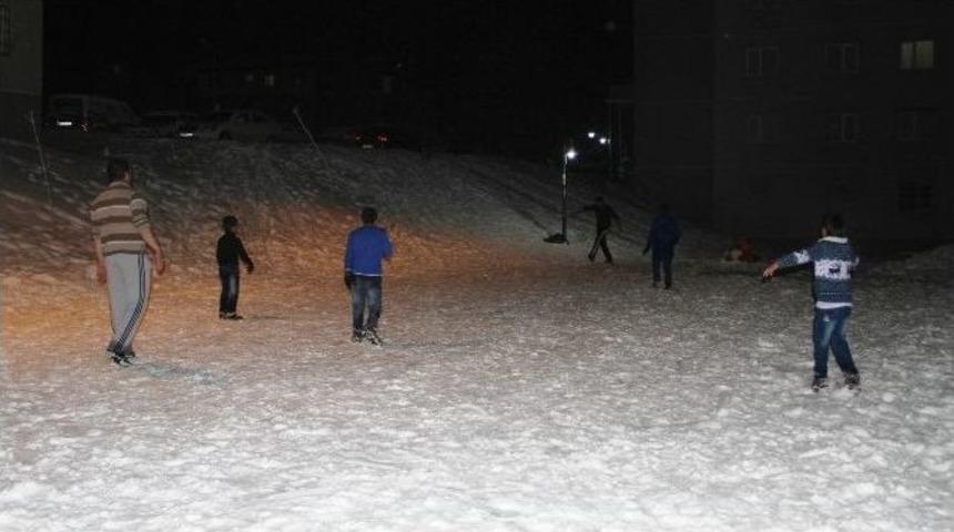 Sokak Lambaları Altında Kar Keyfi