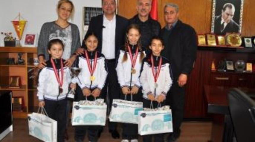Başkan Turgut, Başarılı Sporcuları &Ouml;d&uuml;llendirdi