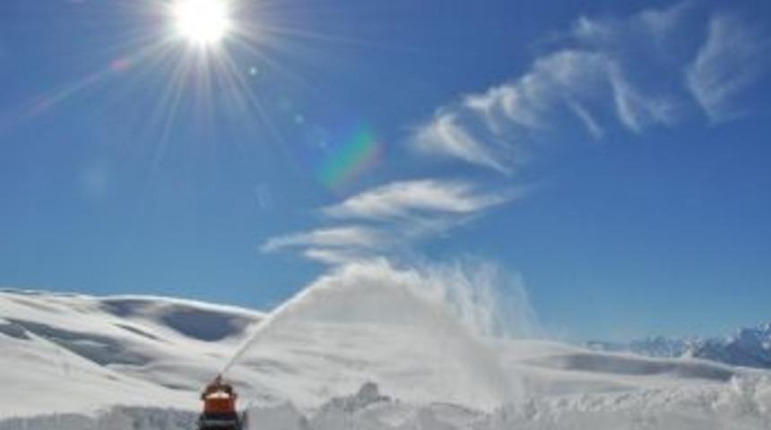 Hakkari&rsquo;deki K&ouml;y Ve Mezra Yolları A&ccedil;ıldı