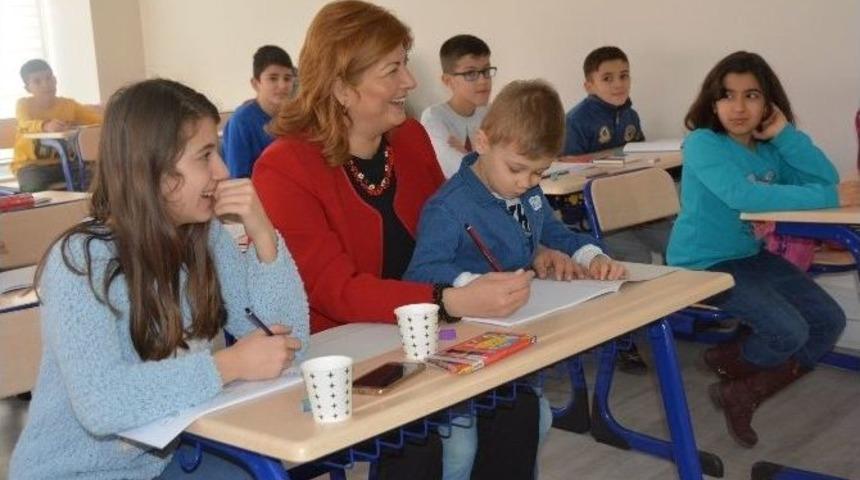 Yunusemre&rsquo;den &Ouml;ğrencilere Y&ouml;nelik Karikat&uuml;r At&ouml;lyesi