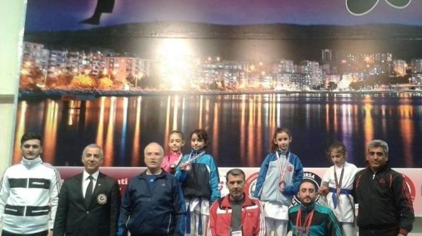 Vanlı Karateciler &Ouml;d&uuml;lle D&ouml;nd&uuml;