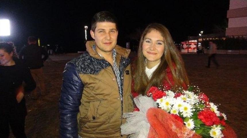 İskele Meydanında S&uuml;rpriz Evlilik Teklifi