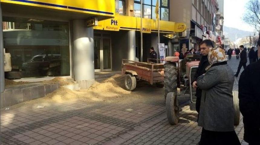 Trakt&ouml;r&uuml;ne Y&uuml;klediği G&uuml;bre Ve Kumu Kurum Binalarının &Ouml;n&uuml;ne D&ouml;kt&uuml;