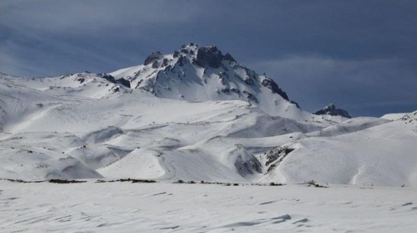 Yeni Hisarcık Gen&ccedil;lik Ve Spor Kul&uuml;b&uuml;&rsquo;ne Kayak Malzemesi Yardımı