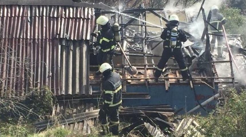 İtfaiye Yangını &Ccedil;atıyı S&ouml;kerek S&ouml;nd&uuml;rd&uuml;