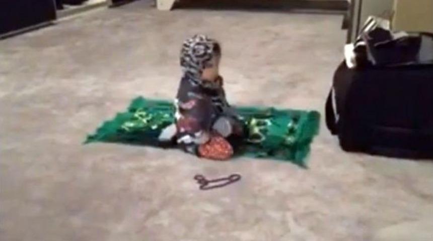 Demet Akalın&rsquo;ın 2 Yaşındaki Kızı Namaz Kıldı