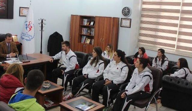 Bayan Voleybolculardan, Müdür Sancar’a Ziyaret