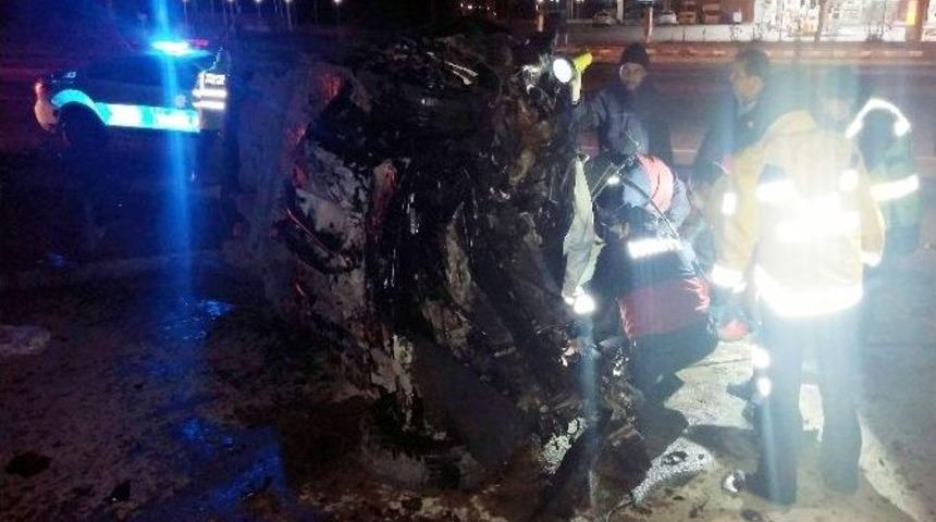 Emanet Otomobille Kaza Yaptılar: 3 &Ouml;l&uuml;, 1 Yaralı