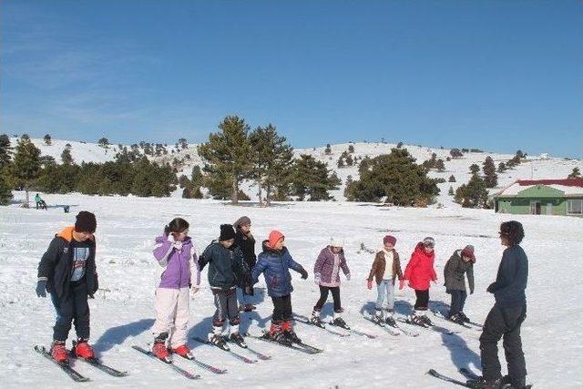 Burdurlu Gençler, Kayak Yapmayı Öğreniyor