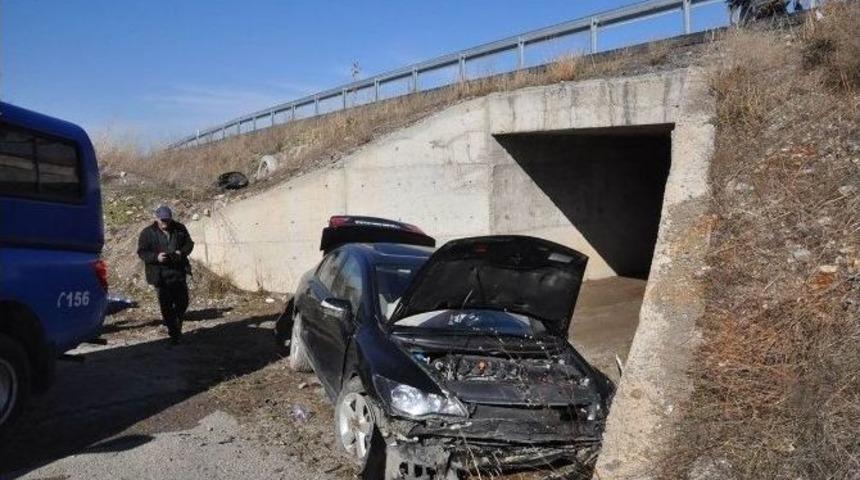 Akşehir&rsquo;de Otomobil Şarampole Yuvarlandı: D&ouml;rt Yaralı