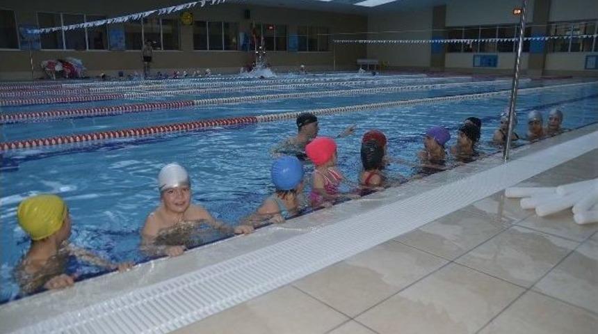 Muttalipli Çocukların Havuz Keyfi