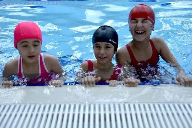 Muttalipli Çocukların Havuz Keyfi 1