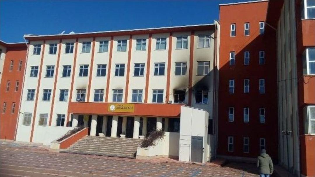 Ter&ouml;ristler Okul Yakmaya Devam Ediyor