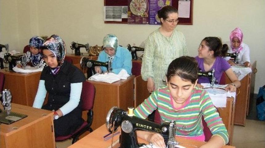 Mesleki Kurslara 14 Bin Kişi Katıldı 1400 Kişi Bitirebildi