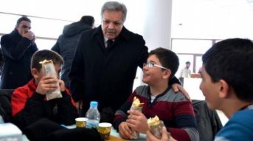 Vali Kahraman Minik Kayak&ccedil;ıları Tebrik Etti