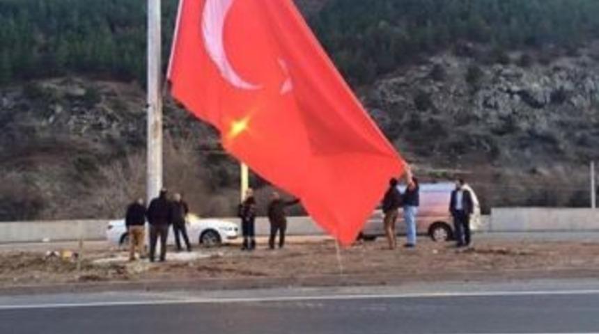 &Ccedil;iftehan K&ouml;y&uuml;n&uuml;n Ortasına Dev Bayrak Dikildi