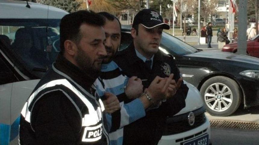 Husumeti Olan Şahsı Döve Döve Öldürdü