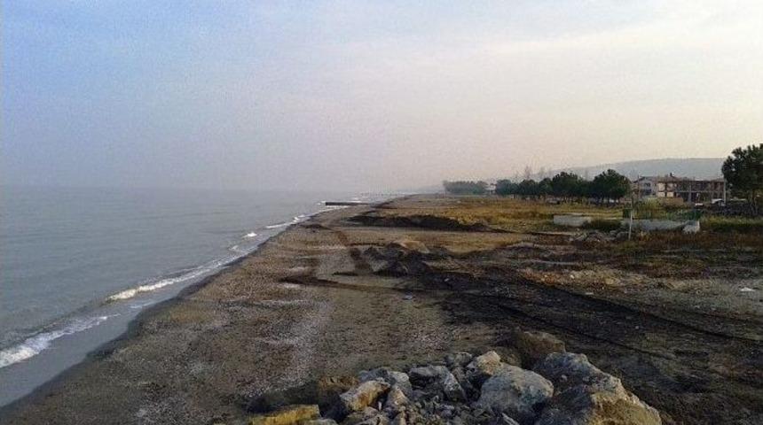 Karadeniz&rsquo;in Hır&ccedil;ın Dalgaları Kumsallara Zarar Veriyor