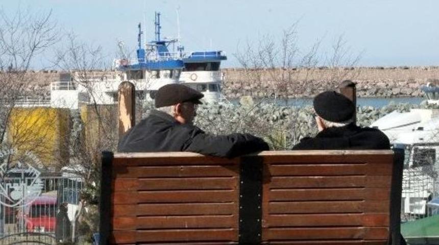 Giresun&rsquo;da Vatandaşlar G&uuml;neşli Havanın Tadını &Ccedil;ıkardı