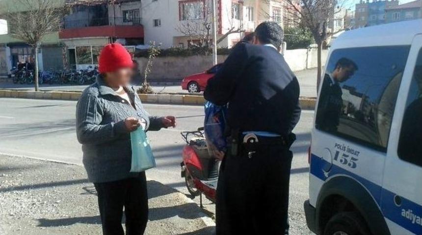 Ara&ccedil;ların &Ouml;n&uuml;ne Atlayan Kadını Polis Durdurdu