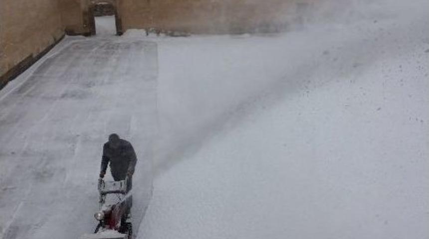 İshak Paşa Sarayı&rsquo;nda Kar Temizleme &Ccedil;alışması