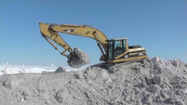 Muş’ta Kar Tepeleri Oluştu