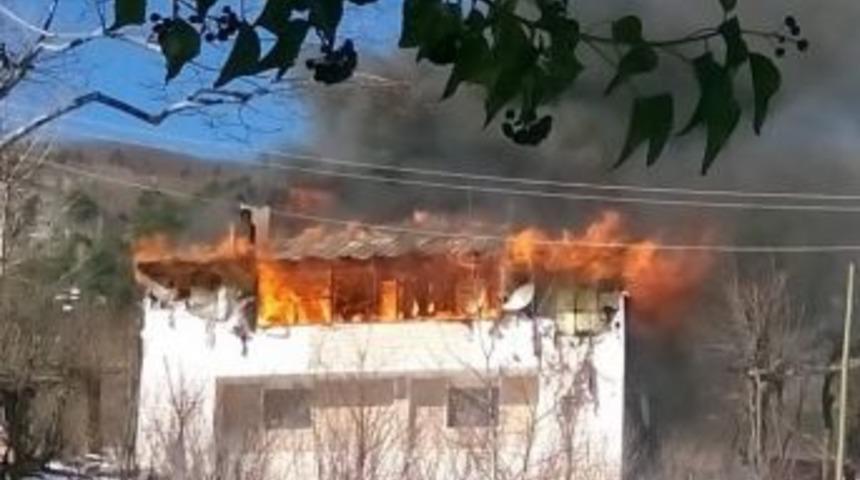 Cide&rsquo;de Bir Ev Yandı