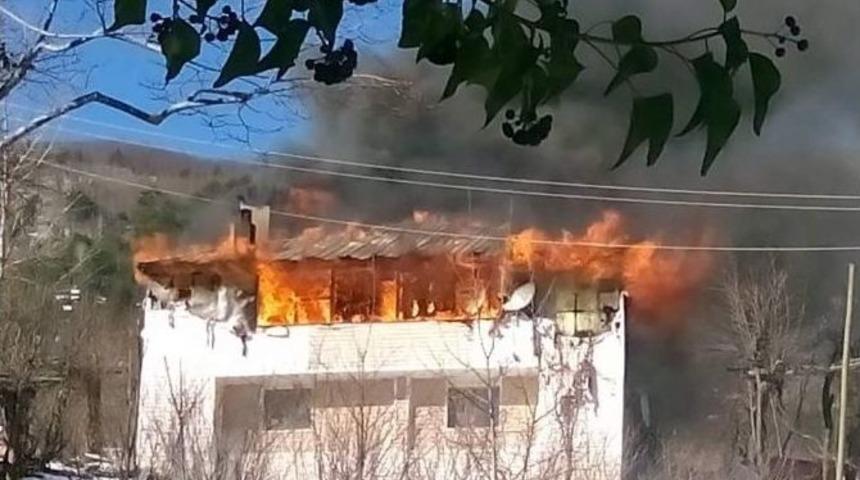 İki Katlı Ev, Yangında K&uuml;le D&ouml;nd&uuml;