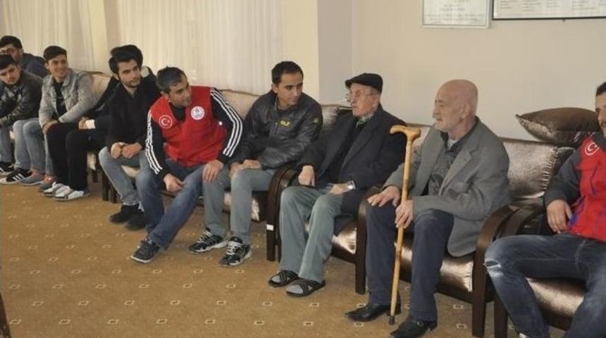 Gen&ccedil;ler Huzur Evi Ziyaretlerini S&uuml;rd&uuml;r&uuml;yor