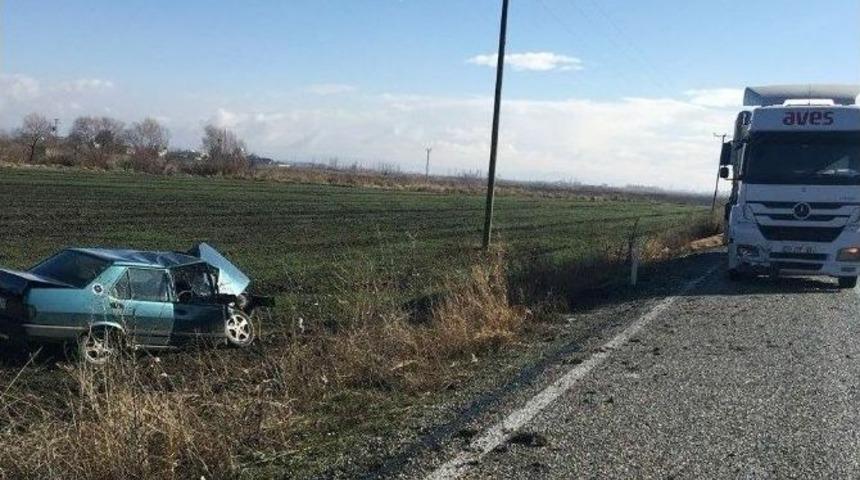 Otomobille Tır &Ccedil;arpıştı: 1 Yaralı