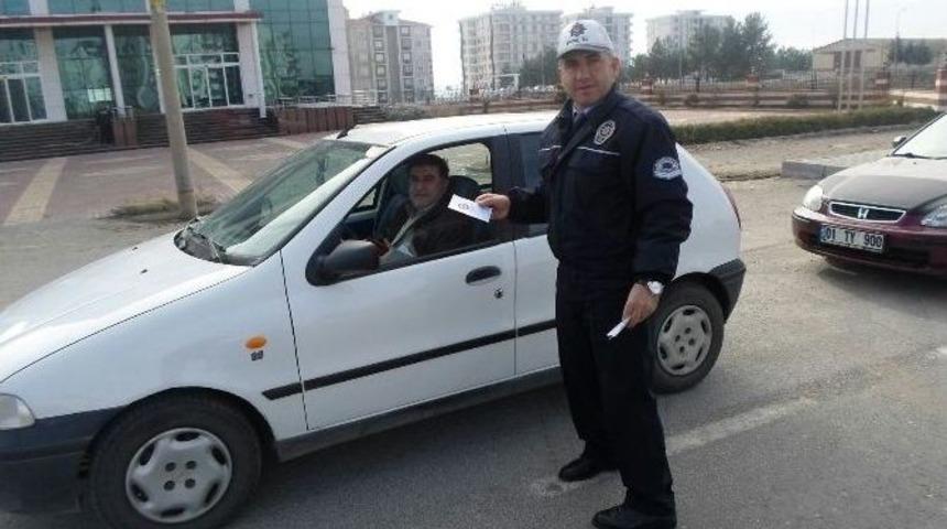 S&uuml;r&uuml;c&uuml;lere &Ccedil;ipli Ehliyet İle İlgili Broş&uuml;r Dağıtıldı