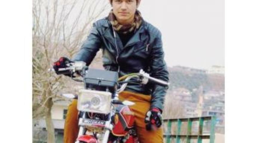 Minib&uuml;sle &Ccedil;arpışan Motosikletin S&uuml;r&uuml;c&uuml;s&uuml; &Ouml;ld&uuml;