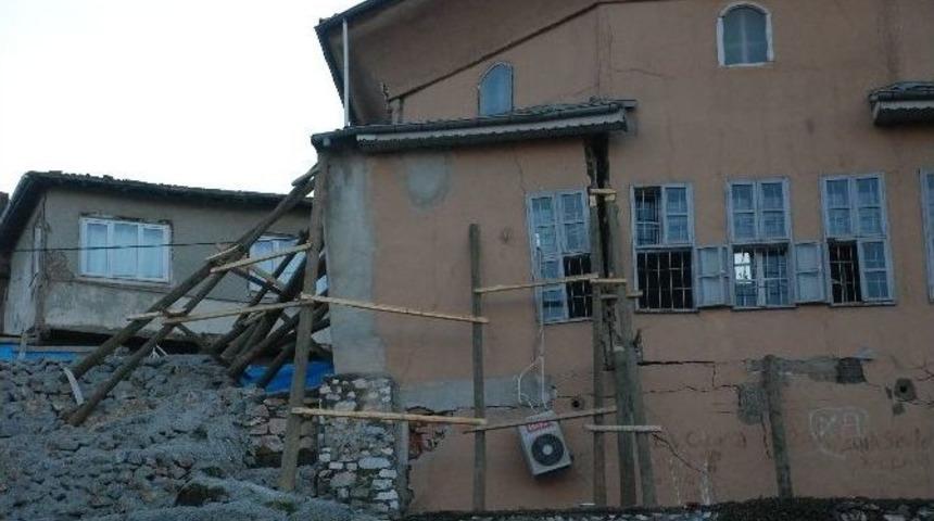 Yıkılma Tehlikesi Olan Tarihi Cami Askıya Alındı