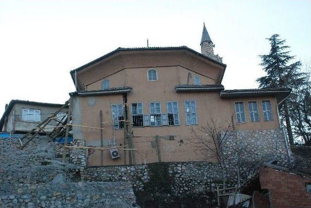 Yıkılma Tehlikesi Olan Tarihi Cami Askıya Alındı