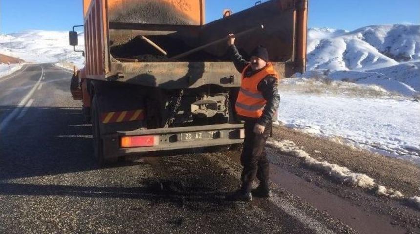 Yollarda Yama &Ccedil;alışması S&uuml;r&uuml;yor