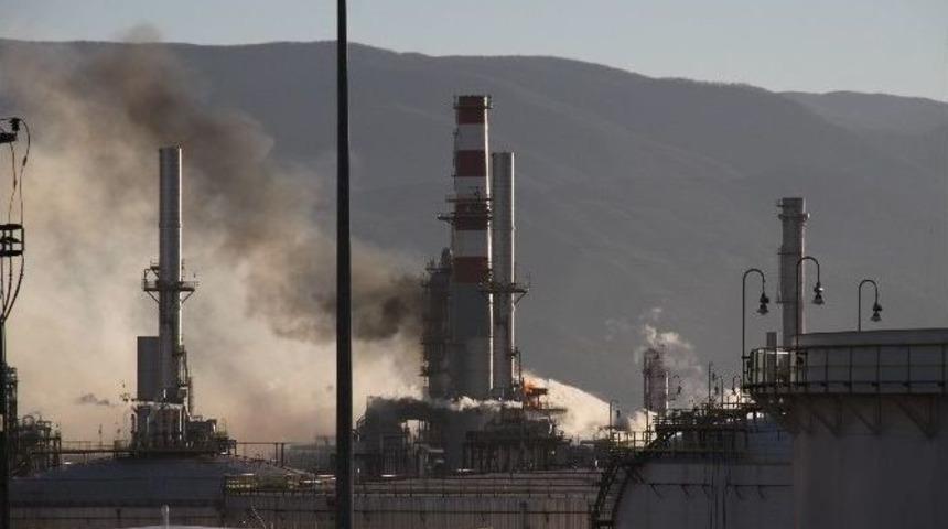 T&uuml;praş&rsquo;taki Yangını S&ouml;nd&uuml;rme &Ccedil;alışmaları S&uuml;r&uuml;yor