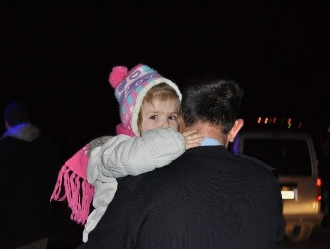 Kazada Babasını Kaybeden Minik &Ccedil;ocuğa Polis Sahip &Ccedil;ıktı