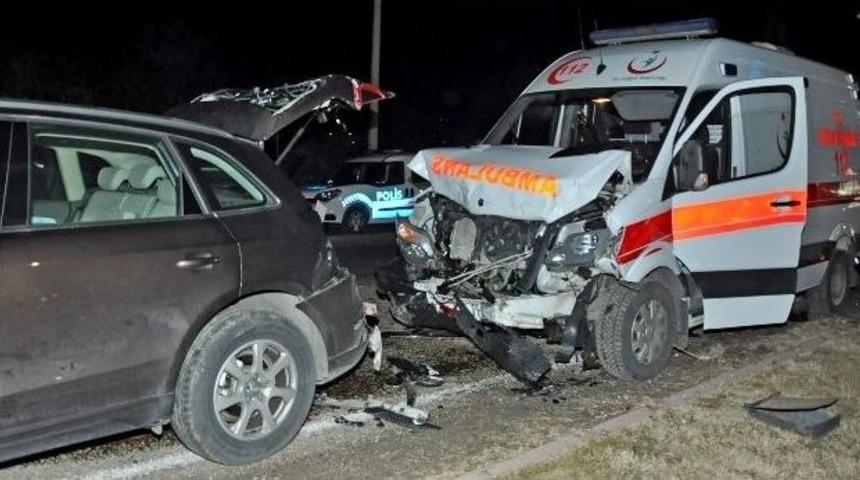 Ambulans Otomobile Çarptı: 4 Yaralı