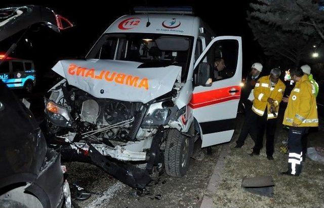 Ambulans Otomobile Çarptı: 4 Yaralı