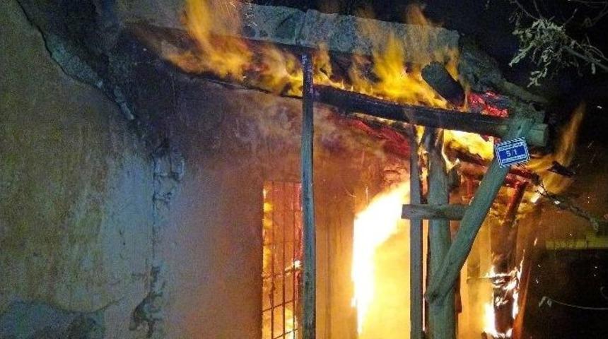 Kullanılmayan Ev Alev Alev Yandı