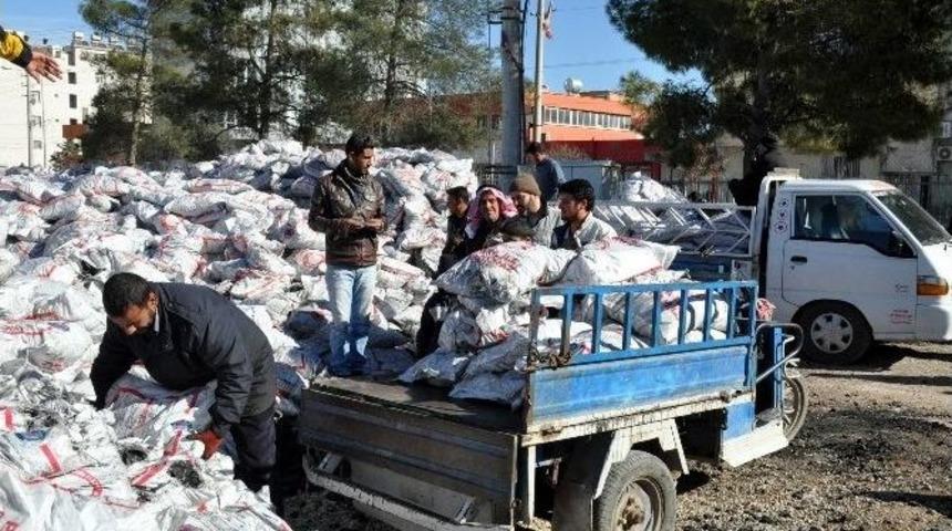 Ak&ccedil;akale&rsquo;deki Suriyelilere K&ouml;m&uuml;r Yardımı Yapılıyor
