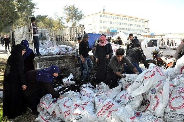 Akçakale’deki Suriyelilere Kömür Yardımı Yapılıyor