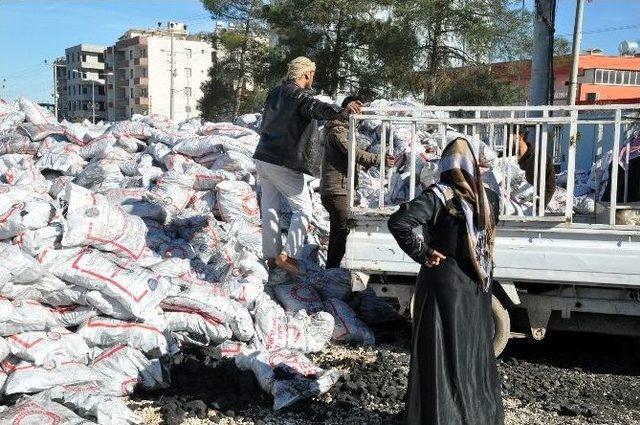 Akçakale’deki Suriyelilere Kömür Yardımı Yapılıyor