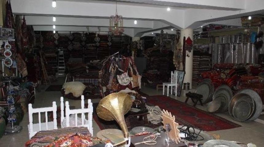 Antik Halı Ve &Uuml;r&uuml;nler Ter&ouml;r Nedeniyle Elde Kaldı