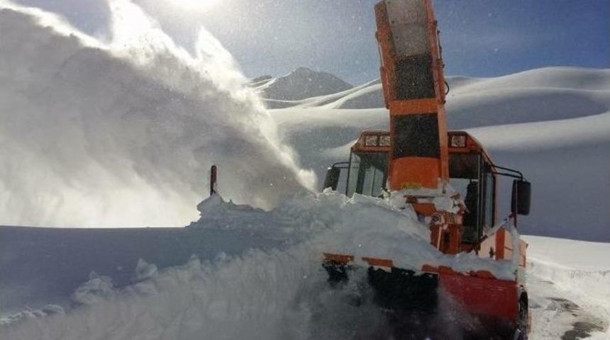 Van Bah&ccedil;esaray Yolu Ulaşıma A&ccedil;ıldı