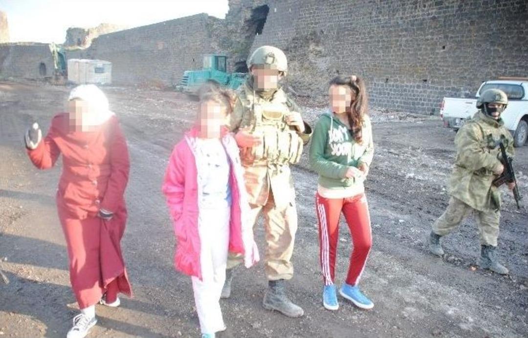 Sur&rsquo;da Mehmet&ccedil;iğin Şefkat Eli